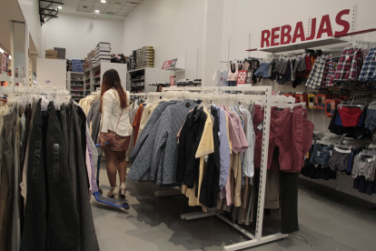 Modelo. Los establecimientos de este tipo venden productos de líneas de moda pasadas, a precios más bajos.