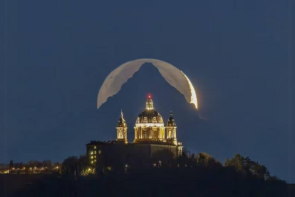 "Catedral, Montaña, Luna"