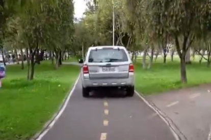 Uno de los vehículos invadiendo la ciclovía del parque La Carolina.