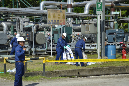 PETROECUADOR REALIZO UN RECORRIDO POR LA INSTALACIONES PETROLERAS EN EL YASUNI PARA OSERVAR EL MANEJO DE LA EXTRACION DEL PETROLEO. ADEMAS LAS COMUNIDADES ESTAS DE ACUERDO EN LA EXTRAER EL PETROLO,Y NO CON LA CONSULTA POPULAR QUE SE LLEVARA ACABO EN AGOSTO Indígenas de la comunidad de Kawimeno, perteneciente al pueblo waorani se manifiestan frente a una torre de perforación del campo Ishpingo A, en respaldo a la petrolera estatal Petroecuador 29 de ABRIL de 2023 ANGELO CHAMBA Agencia (ag-expreso ag-extra ag-quito)