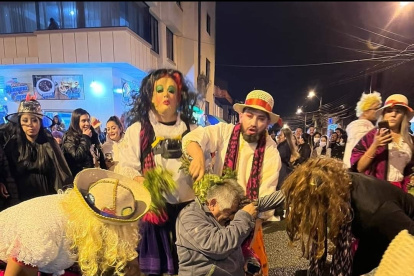 Habitantes se ‘arreglan’ de su personaje favorito o temática ‘popular’ del año. Recorren las calles y bromean con los transeúntes que se encuentran en el camino. Algunas de ellas son ‘pesadas’