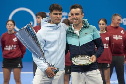 MURCIA, 28/12/2023.- Los tenistas Carlos Alcaraz (i) y Roberto Bautista a la finalización del partido de exhibición que han disputado hoy jueves en el Palacio de los Deportes de Murcia. EFE/Marcial Guillén.