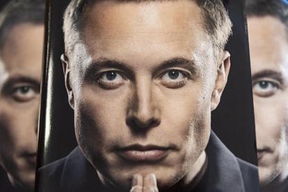 Imagen de archivo del fundador de X (antes Twitter), Elon Musk, en la portada de un libro.