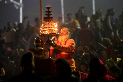 Oraciones vespertinas en la orilla del río Sarayu, en Ayodhya, Uttar Pradesh (India), dentro de los preparativos para la inauguración del templo en honor del dios hindú Ram.
