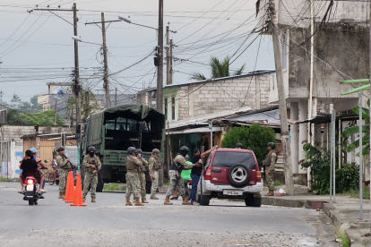 Operativo. Militares ejecutan controles vehiculares en provincia verde.