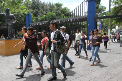Foto referencial. Estudiantes de la Universidad de Guayaquil saliendo del centro de estudios.