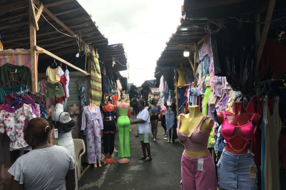 La ropa del país vecino se ‘camufla’ durante la época de fin de año  El puente sobre el río Mataje todavía no es comercial