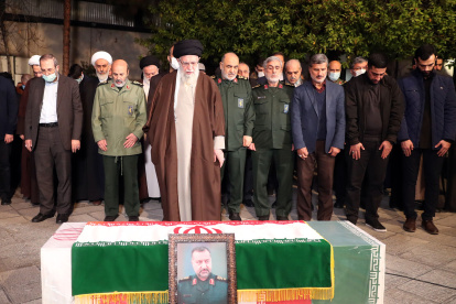 El líder supremo iraní, Ali Jamenei (C), junto al ataúd del asesor militar de la Guardia Revolucionaria iraní Razi Mousavi, muero el 25 de diciembre de 2023 en un ataque con misiles israelí en las afueras de Damasco.