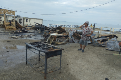 Ballenita. Uno de los dueños recorre la zona del incendio.