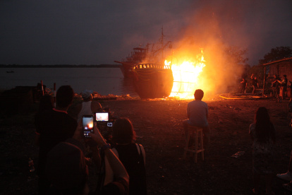 Tradición. La réplica del barco Nassau envuelto en llamas junto al río Guayas, en La Pradera 3, la tarde del jueves 28 de diciembre.