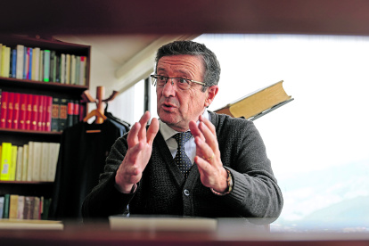 Luego de varios años de ejercer la carrera de Leyes, el excancieller se ha convertido en escritor.