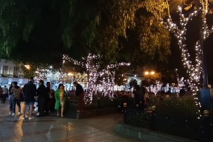 Cuenca. En el parque Calderón, ubicado en el centro histórico de la ciudad de Cuenca, se ve a personas paseando atraídas por las luces.