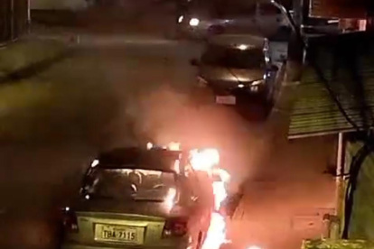 Uno de los vehículos incinerados esta noche