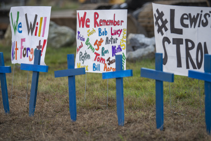 Fotografía de archivo fechada el 28 de octubre de 2023 que muestra cruces y letreros con los nombres de las víctimas de un tiroteo masivo en Lewiston, Maine (Estados Unidos).
