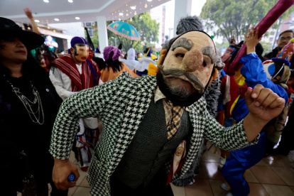 Cada año las personas se disfrazan de personajes emblemáticos para desfilar por los Santos Inocentes