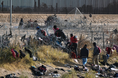 MEX5338. CIUDAD JUÁREZ (MÉXICO), 30/12/2023.- Migrantes cruzan el Río Bravo en las cercanías del muro que separa la frontera estadounidense, el 29 de diciembre de 2023, en Ciudad Juárez, Chihuahua (México). Los migrantes saturan las calles de Ciudad Juárez, en la frontera norte de México, pese a los avances y la disminución de la migración que ha prometido el presidente, Andrés Manuel López Obrador, tras su reunión del miércoles con una delegación de Estados Unidos. EFE/ Luis Torres