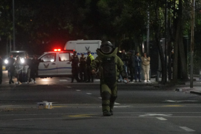 Policía. Un agente con un traje especial