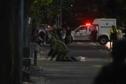 El agente realiza el procedimiento regular para explotar el maletín de forma controlada.