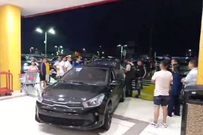 Las víctimas ingresaron a un centro comercial para evitar ser asesinados