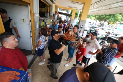 Labores. En el Sabrosón desde el 30 de diciembre hubo fila comprar el pavo o el cerdo horneado.