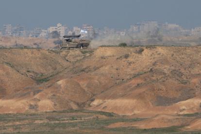 Un vehículo blindado del ejército israelí patrulla una zona con vistas al barrio de Shujaiya en la Franja de Gaza, cerca de la frontera entre Israel y Gaza en el sur de Israel, el 30 de diciembre de 2023.