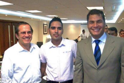 “Pacificación”. Probablemente el documento fotográfico más importante del siglo: Leandro Norero (centro) sella un pacto con el gobierno de Correa.