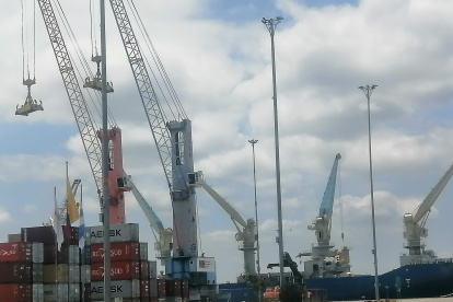 Comercio. Las labores de comercio exterior en el Puerto de Guayaquil.