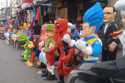 En las calles de la Juan Montalvo, la tarde de este 30 de diciembre se empezaron a colocar un monigote tras otro.