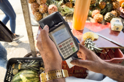 ACOMPAÑA CRÓNICA: VENEZUELA ECONOMÍA. AME6888. CARACAS (VENEZUELA), 31/12/2023.- Un hombre hace un cobro con una tarjeta de débito en su negocio, el 28 de diciembre de 2023, en Caracas (Venezuela). ¿Cédula? ¿Clave? Son las dos preguntas a las que hay que responder de viva voz en Venezuela si se compra algún producto y se paga con tarjeta, desde un simple café o una pieza de pan, hasta un televisor, una prenda de vestir o una comida en un restaurante. EFE/ Rayner Peña R.