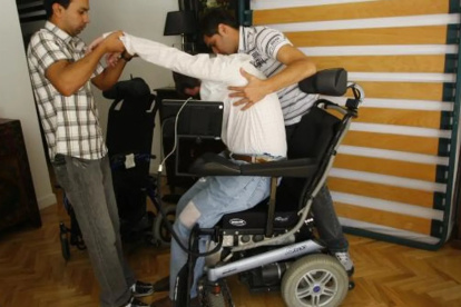 La persona con esclerosis múltiple no puede realizar ciertas actividades.