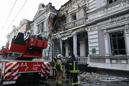 -FOTODELDIA- Járkov (Ucrania), 31/12/2023.- Servicios de emergencia ucranianos en el lugar de los hechos tras un ataque con drones rusos a un edificio de oficinas en el centro de Járkov, al este de Ucrania, el 31 de diciembre de 2023, en medio de la invasión rusa. Los ataques con aviones no tripulados se produjeron después de que los cohetes destruyeran un edificio residencial y el hotel Kharkiv Palace en el centro de la ciudad. Al menos ocho personas resultaron heridas como consecuencia de ataques con misiles en Járkov, informó la policía nacional el 30 de diciembre. Las tropas rusas entraron en Ucrania en febrero de 2022 iniciando un conflicto que ha provocado destrucción y crisis humanitaria. EFE/SERGEY KOZLOV