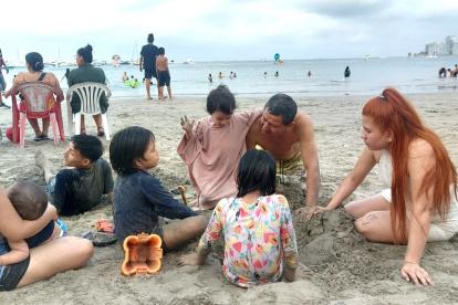 Familias y cientos de personas acudieron a la provincia de Santa Elena por el feriado de Fin de Año