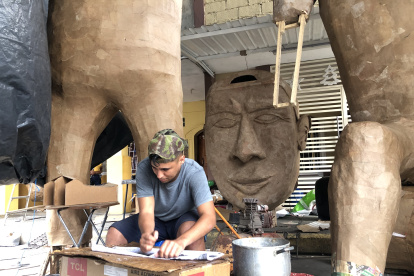 Un mes les tomó a los hermanos elaborar ambos monigotes.