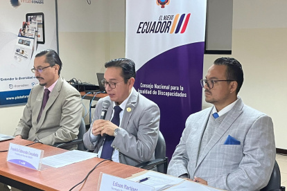 Sesión. El ministro de Salud, Franklin Encalada, presidió la reunión.