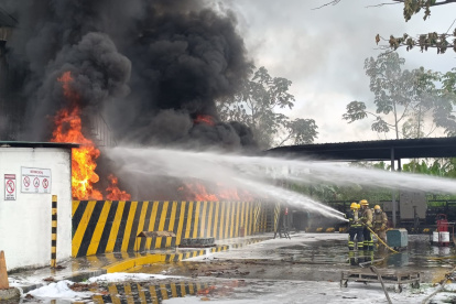 La unidad de materiales peligrosos asistió al incendio.