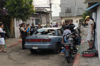 La policía recogió indicios en el lugar del ataque armado.