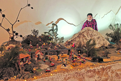 Transporte y paisajes andinos se observan.