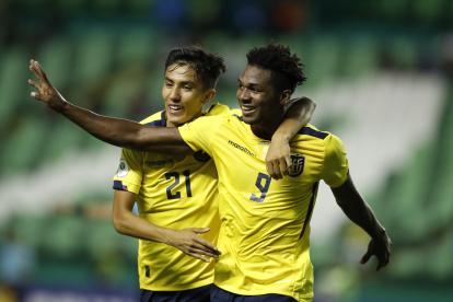 AMDEP284. CALI (COLOMBIA), 20/01/2023.- Justin Cuero (d) de Ecuador celebra un gol hoy, en un partido de la fase de grupos del Campeonato Sudamericano Sub"20 entre las selecciones de Ecuador y Chile en el estadio del Deportivo Cali en Cali (Colombia). EFE/ Ernesto Guzmán Jr.