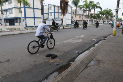 Policías pasaron en una ronda por la zona del crimen esta mañana.