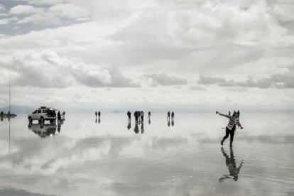 Turistas reciben el Año Nievo en el salar de Uyuni en Bolivia,