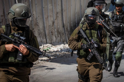 Soldados israelíes patrullan el campo de refugiados de Shuafat