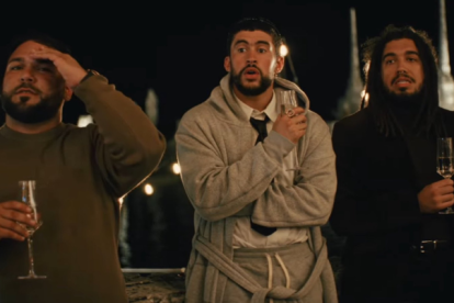 El videoclip transcurre durante una fiesta de Año Nuevo.