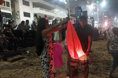 Costumbres. En los últimos años se prenden velas de papel en las orillas del mar. Cerca del malecón de Salinas.