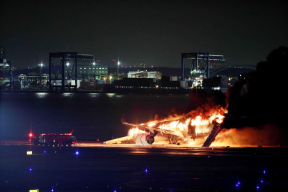 El avión de la compañía Japan Airlines (JAL) que se incendió en la pista del aeropuerto de Haneda