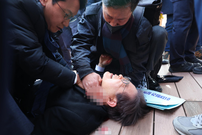 Lee Jae-myung, líder del principal opositor Partido Democrático, se tumba tras ser apuñalado por un agresor