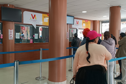 Varias personas llegaron desde muy temprano para pagar el impuesto predial.