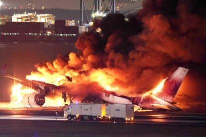Los 379 pasajeros y tripulantes del avión de la compañía japonesa Japan Airlines (JAL) que se incendió este martes en la pista del aeropuerto de Haneda, en Tokio, fueron evacuados, según mostraron imágenes de una cámara fija de la cadena japonesa NHK.