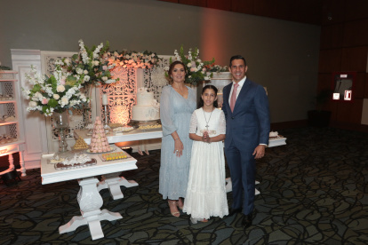 Nicole junto a sus padres, Beatriz Bucaram de Amador y Carlos Amador Sacoto.
