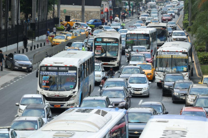 En algunas calles, a determinadas horas, hay gran congestión vehicular.