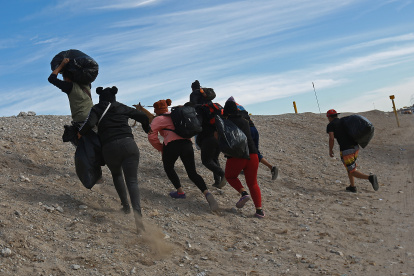 Migrantes caminan hacia el muro fronterizo para intentar cruzar hacia EEUU, el 19 de diciembre de 2023 en ciudad Juárez Chihuahua (México).